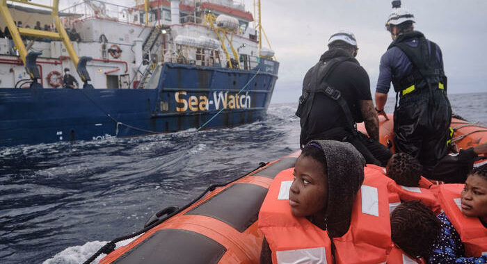 Migranti: Sea Watch 3 a Reggio Calabria con 427 a bordo