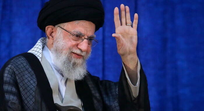 Nyt, Khamenei operato per blocco intestinale ora sta meglio
