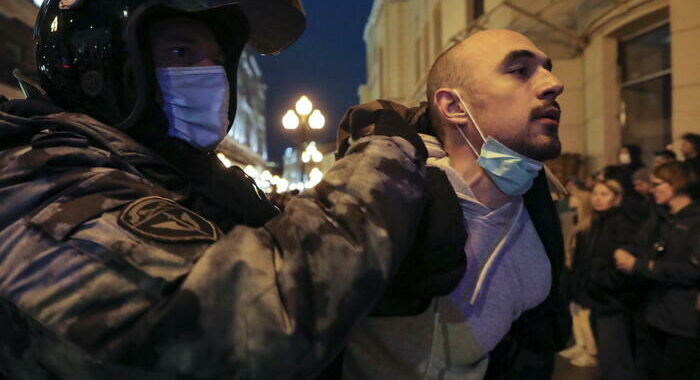 Ong,oltre 500 fermi in Russia a proteste per mobilitazione