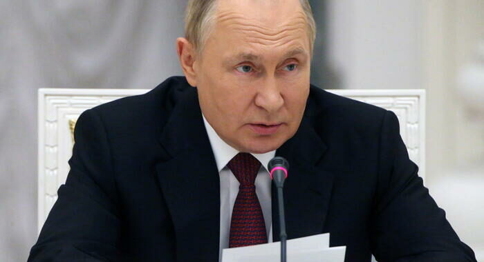 Putin firma legge, pene più dure a chi si arrende o diserta