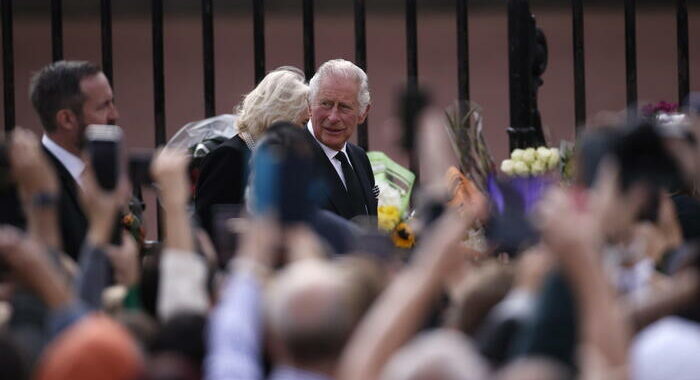 Re Carlo a Buckingham Palace, la folla lo acclama