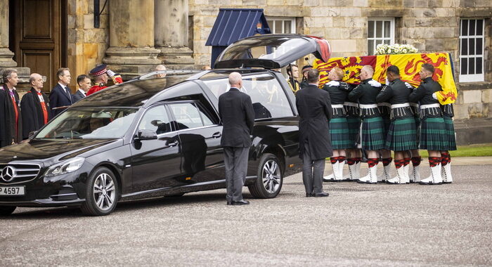 Re Carlo in Scozia, riceve le chiavi della città di Edimburgo