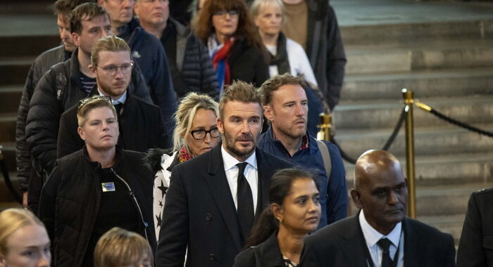 Regina: anche Beckham in fila 12 ore per renderle omaggio