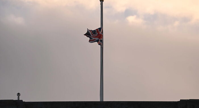 Regina: bandiere a mezz’asta a Buckingham Palace