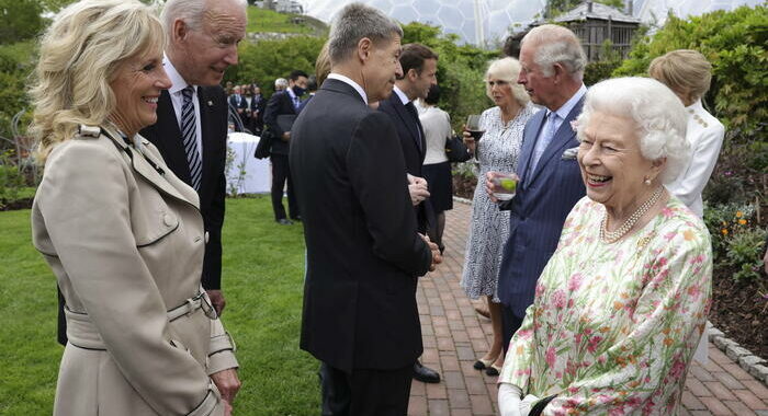 Regina: Biden vicino a Elisabetta e alla sua famiglia