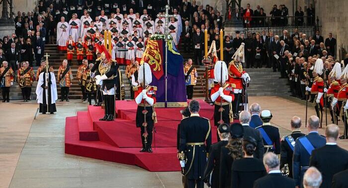 Regina: condoglianze di Macron a Carlo III, “sarò al funerale”