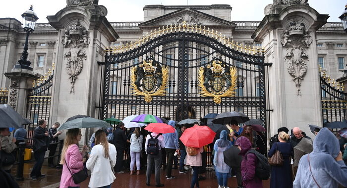 Regina: sempre più gente davanti a Buckingham Palace