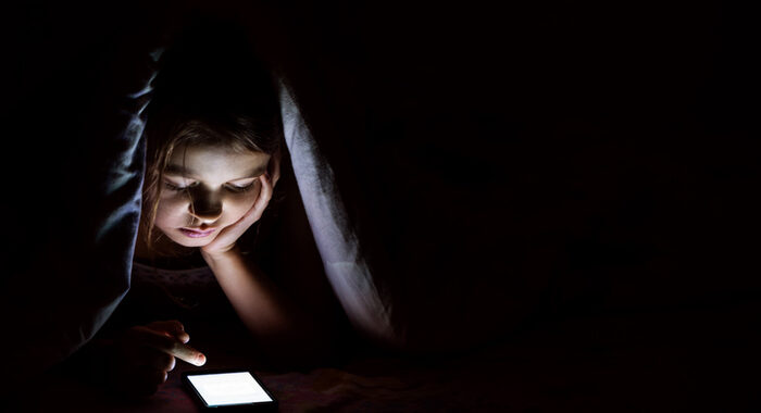 Social media tolgono sonno ai bambini, una notte a settimana