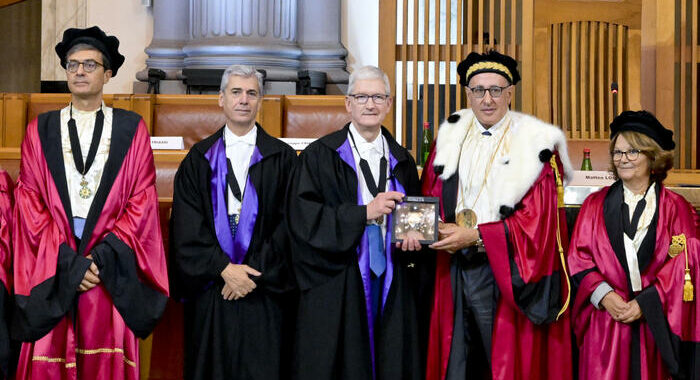 Tim Cook a Napoli, ‘un onore ricevere laurea da questo ateneo’