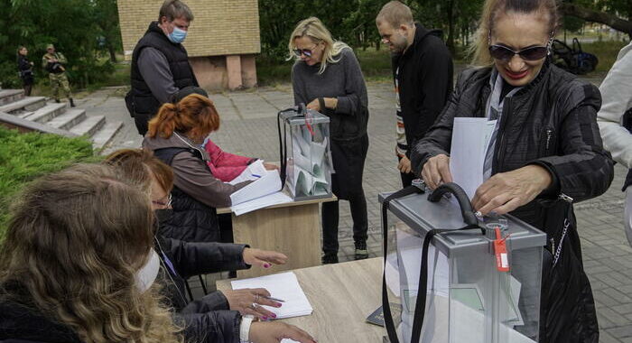 Ucraina: Gb sanziona russi organizzatori dei referendum