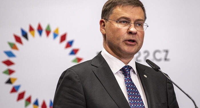 Ue: Dombrovskis, politiche di bilancio del 2023 siano prudenti