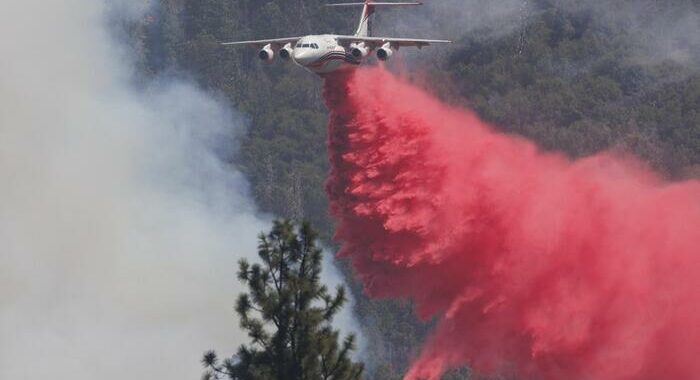 Usa: caldo torrido, mega incendio lungo autostrada in California