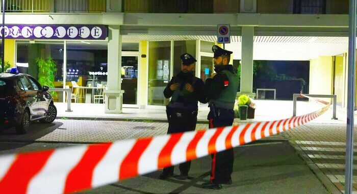 Barricato con figlio apre a carabinieri, bimbo sta bene