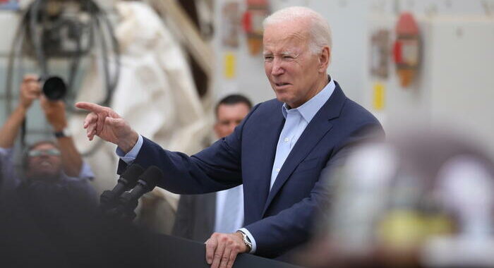 Biden, ‘basta stragi, approvare bando su armi d’assalto’