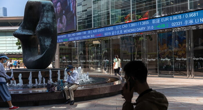 Borsa: Hong Kong negativa, apre a -0,57%