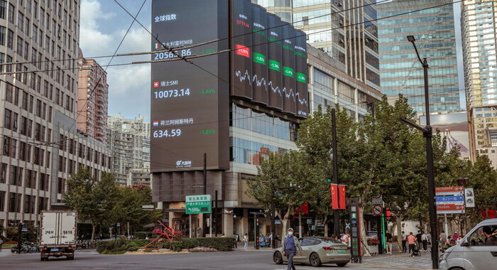 Borsa: Shanghai apre a +0,32%, Shenzhen a +0,45%