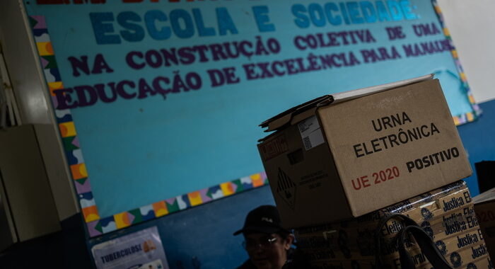 Brasile al bivio, aperti i seggi elettorali