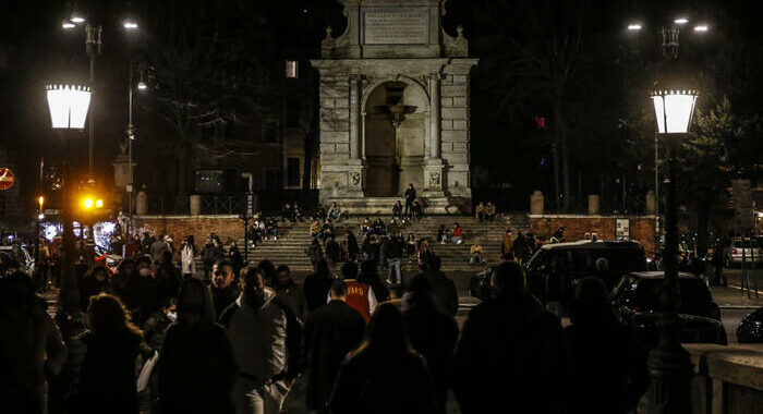 Calci in faccia a un senzatetto, video-shock a Roma