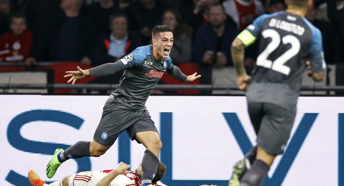 Champions: il Napoli travolge l’Ajax, l’Inter batte il Barca