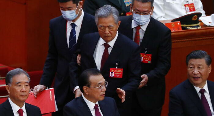 Cina: Pcc, ex presidente Hu ‘portato’ fuori da due commessi