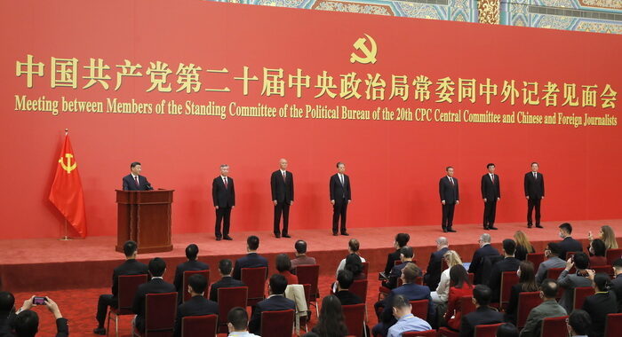Cina, Xi annuncia: ricevuto terzo mandato alla guida del Pcc