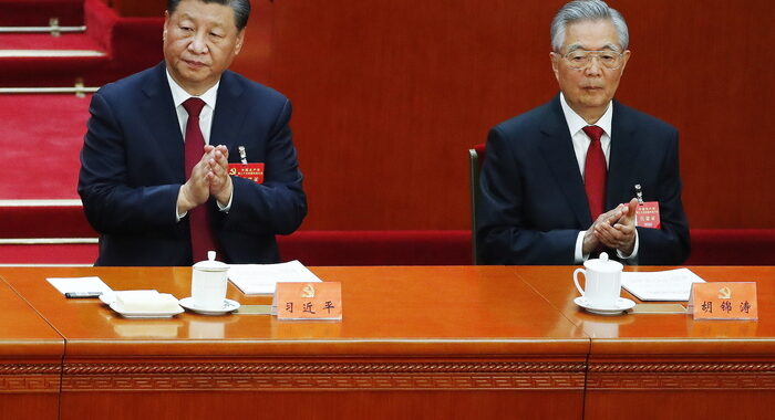 Cina: Xi arriva nella Grande sala del popolo, al via Congresso