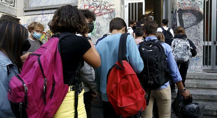 Docente aggredito in classe dopo nota a studentessa