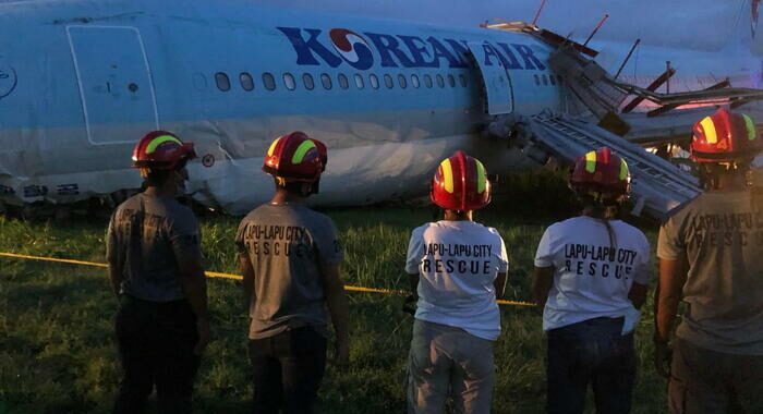 Filippine: fuori pista aereo con 173 persone a bordo, feriti