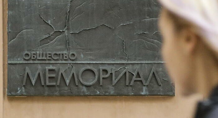 Giustizia russa sequestra uffici ong Memorial a Mosca