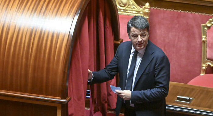 Governo: Renzi, opposizione ma complimenti a prima donna premier