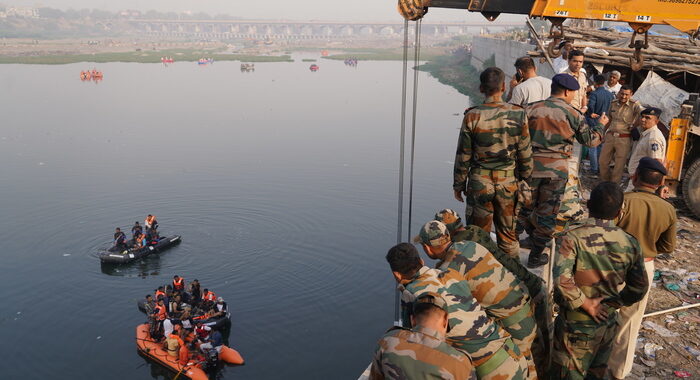 India: crollo ponte, bilancio sale ad almeno 120 morti