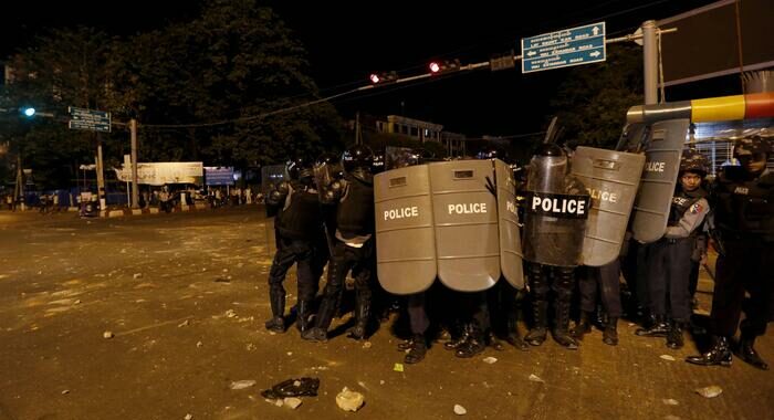 Indonesia: scontri dopo partita calcio, almeno 127 morti