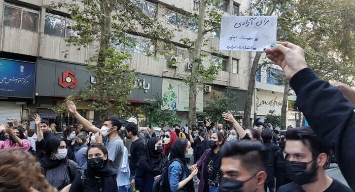 Iran: donna aggredita sessualmente da forze di polizia