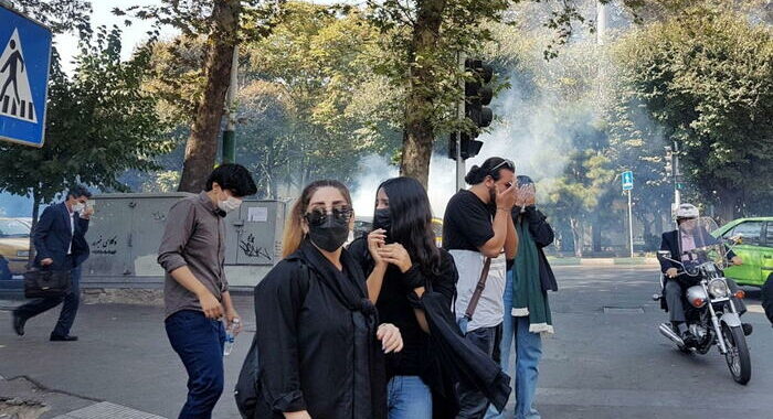 Iran: Ong,92 morti in repressione proteste per morte Mahsa