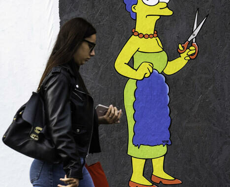 Iran: rimosso murale con Marge Simpson che si taglia capelli
