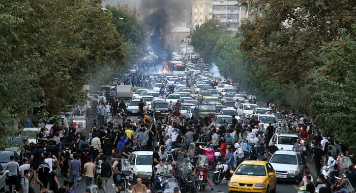 Iran, ‘terroristi fomentano le proteste’, oltre 200 arrestati