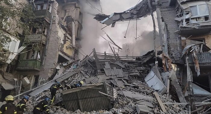 Kiev, 10 civili tratti in salvo a Zaporizhzhia