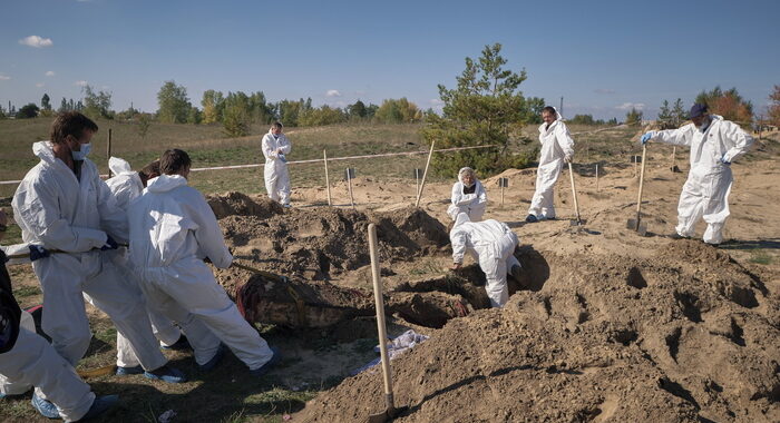 Kiev, a Lyman 180 corpi in fossa comune, anche bambini