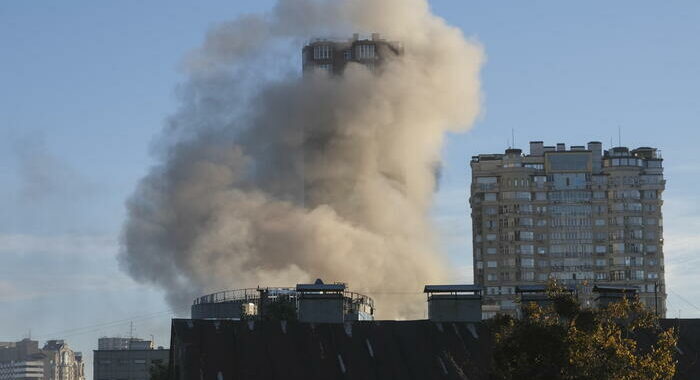 Kiev, colpita centrale elettrica nella capitale