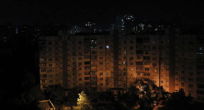 Kiev,80%residenti senza acqua, 350mila case senza luce