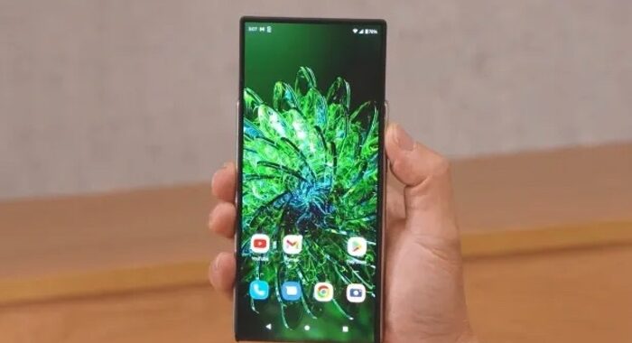 Lenovo mostra lo smartphone che si arrotola