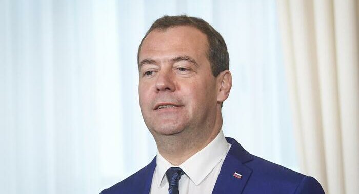 Medvedev twitta, ‘bye bye Truss, complimenti alla lattuga’
