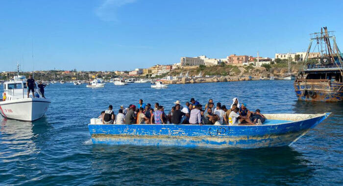 Migranti: 6 sbarchi con 500 a Lampedusa dalla notte