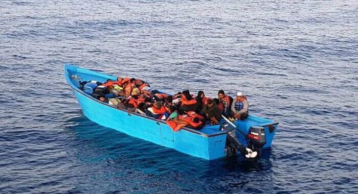 Migranti: naufragio a sud Sicilia, 3 corpi recuperati