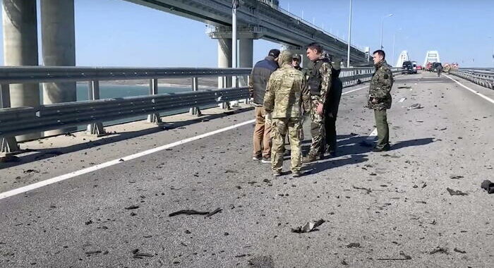 Mosca, almeno 3 morti nell’esplosione del ponte in Crimea