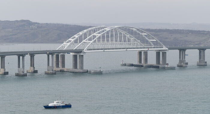 Mosca, camion bomba esplode su ponte Crimea