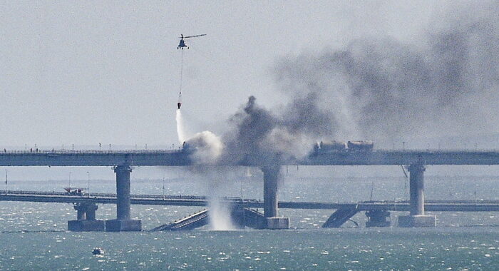 Mosca, sommozzatori esaminano danni causati a ponte Crimea