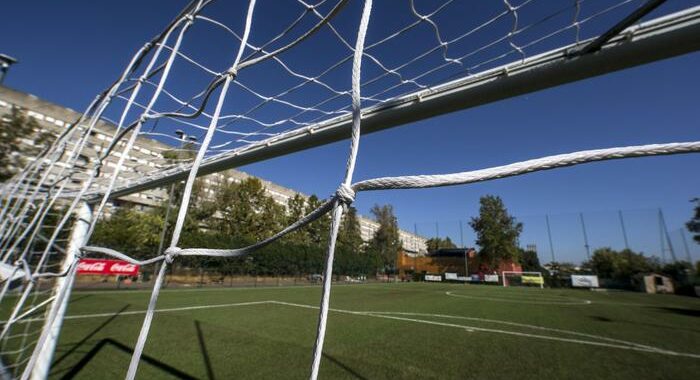 ‘Negretto’ a calciatore 16enne, la sua squadra lascia il campo