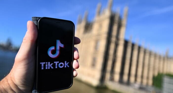 Nuove norme su TikTok, video live solo per i maggiorenni