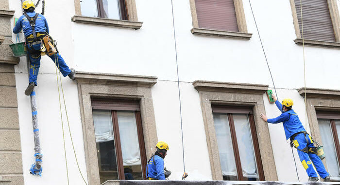 Operaio cade dal tetto e muore a Roma, Filca Cisl ‘strage’